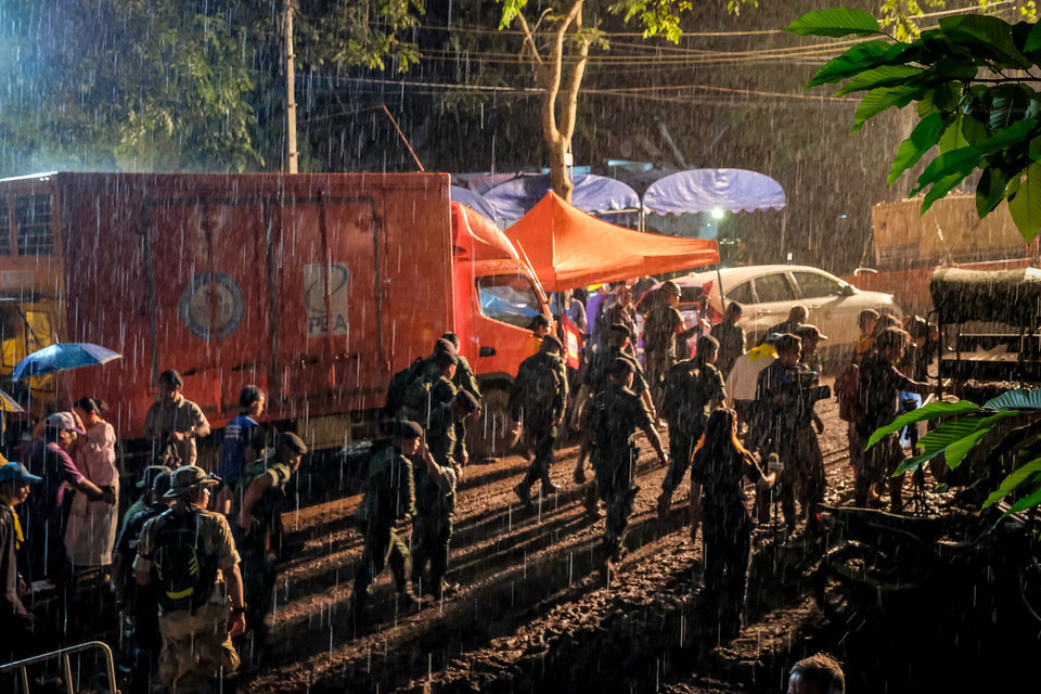 Chùm ảnh: Người Thái Lan tình nguyện nấu cơm, cắt tóc cho đội cứu hộ và người nhà đội bóng mắc kẹt - Ảnh 3