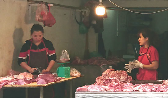 Hà Nội: Giá thịt lợn giảm trong ngày Rằm tháng Chạp, đào cành đắt giá - Ảnh 2