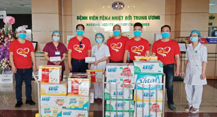 Công ty Vitasco trao tặng 300 thùng nước khoáng cho bệnh viện Bạch Mai - Ảnh 2