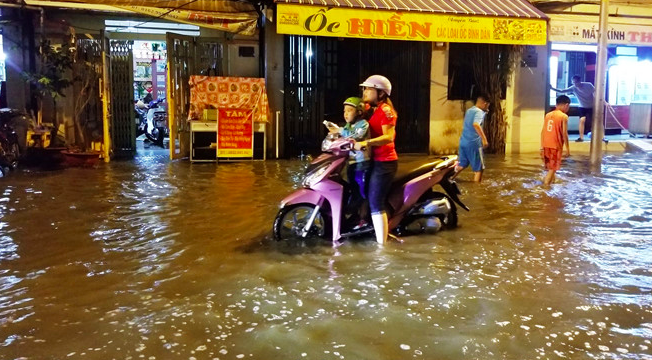 TP Hồ Chí Minh: Triều cường lên 1,68 m làm vỡ bờ bao, nhiều nhà dân quận 8 chìm trong nước - Ảnh 3
