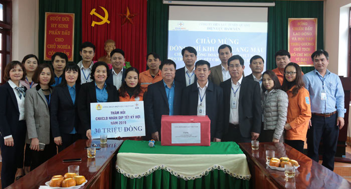 Công đoàn Điện lực Việt Nam thăm, động viên người lao động dịp Tết - Ảnh 3