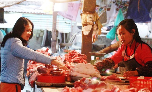 Thủ tướng yêu cầu sớm giảm giá thịt lợn - Ảnh 1