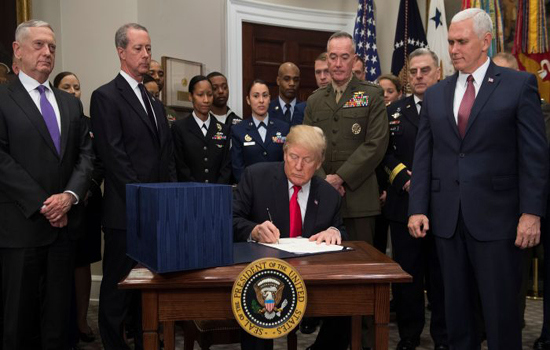 Tổng thống Trump ký luật ngân sách quốc phòng 700 tỷ USD - Ảnh 1