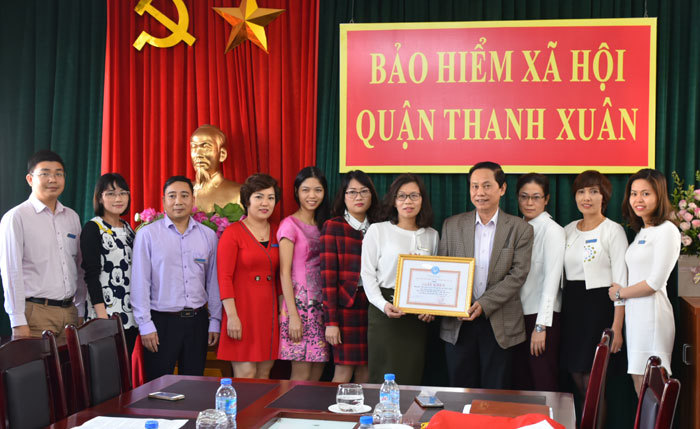 Khen thưởng nóng bộ phận “một cửa” BHXH quận Thanh Xuân - Ảnh 1
