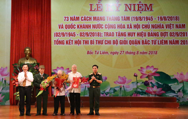 Quận Bắc Từ Liêm trao Huy hiệu Đảng cho 237 đảng viên - Ảnh 1