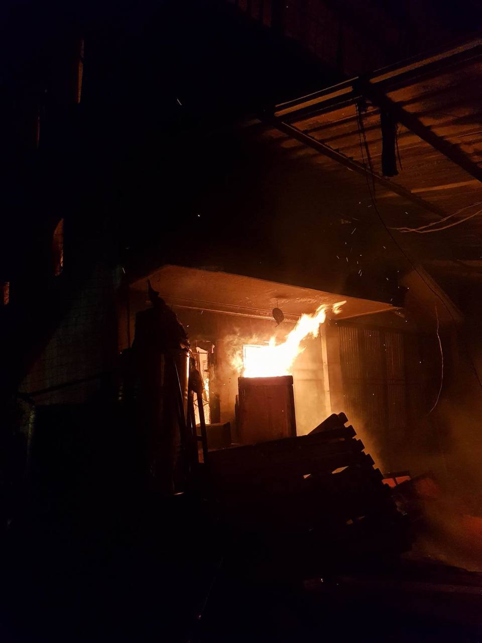 Cháy xưởng sản xuất gỗ tại huyện Thường Tín - Ảnh 1