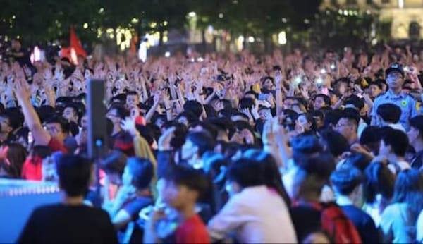TP Hồ Chí Minh: Người dân xuống đường, háo hức chào đón năm mới 2020 - Ảnh 5