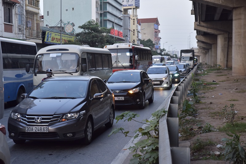 Dòng người đổ về Hà Nội sau nghỉ lễ, đường phố ùn tắc nghiêm trọng - Ảnh 21