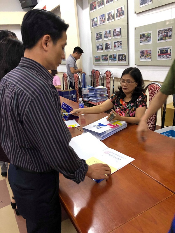 Xếp hàng mua hồ sơ cho con thi vào trường Nguyễn Tất Thành - Ảnh 4