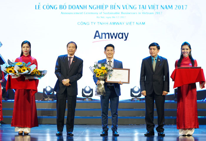 Amway Việt Nam lại lọt Top 100 doanh nghiệp phát triển bền vững - Ảnh 1
