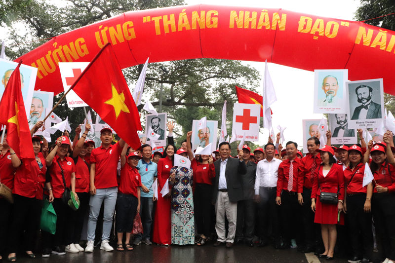 Hà Nội: Hàng nghìn người "đội mưa" hưởng ứng Tháng Nhân đạo 2018 - Ảnh 2