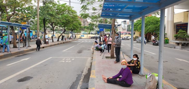 Hà Nội giảm 80% lượng xe buýt: Người dân không khỏi bỡ ngỡ - Ảnh 2