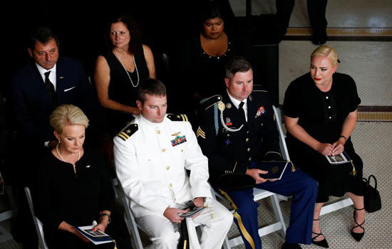 Những hình ảnh xúc động về lễ tang Thượng nghị sĩ John McCain tại bang Arizona - Ảnh 10