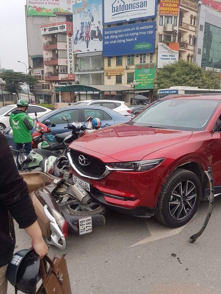 Hà Nội: Ô tô Madaz CX5 đâm hàng loạt xe máy ở Ngã Tư Sở - Ảnh 2