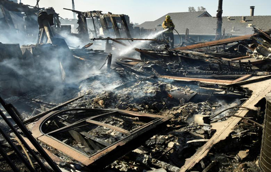 Hình ảnh bão lửa thiêu rụi hàng trăm căn nhà tại California - Ảnh 11