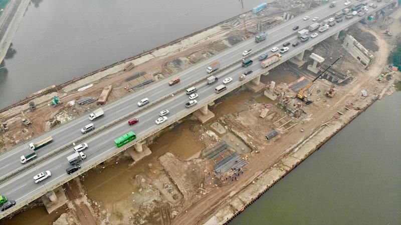Hà Nội: Toàn cảnh công trường dự án xây dựng 2 cầu qua hồ Linh Đàm - Ảnh 4
