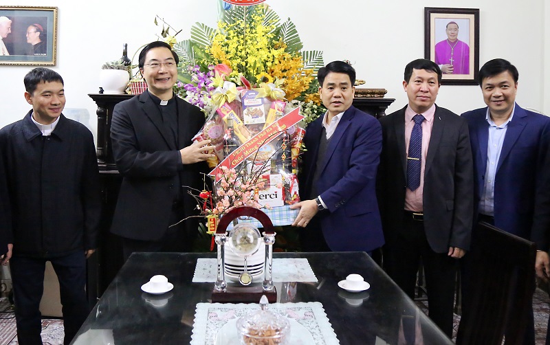 Chủ tịch UBND TP Hà Nội Nguyễn Đức Chung thăm, tặng quà Giáo xứ Chính tòa Hà Nội - Ảnh 2
