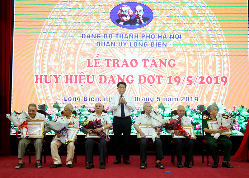 Chủ tịch Nguyễn Đức Chung trao Huy hiệu Đảng tại quận Long Biên - Ảnh 1