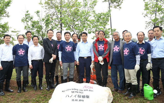 Chủ tịch Nguyễn Đức Chung trồng hoa anh đào tại Công viên Hòa Bình - Ảnh 3