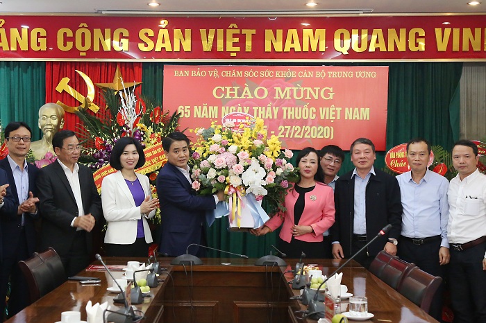 Chủ tịch UBND TP Hà Nội Nguyễn Đức Chung chúc mừng y, bác sỹ nhân Ngày Thầy thuốc Việt Nam - Ảnh 1
