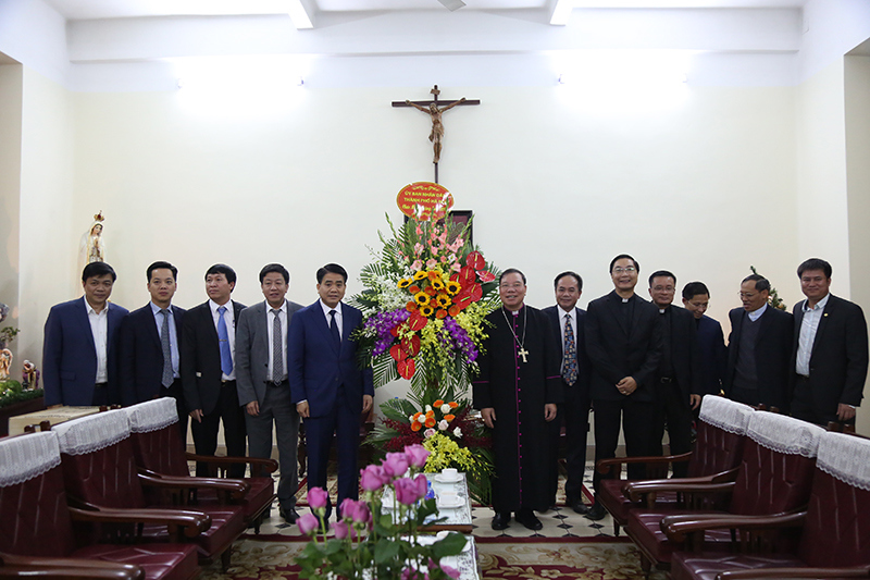 Chủ tịch UBND TP Nguyễn Đức Chung thăm, chúc mừng Giáng sinh Tòa Tổng giám mục - Ảnh 1