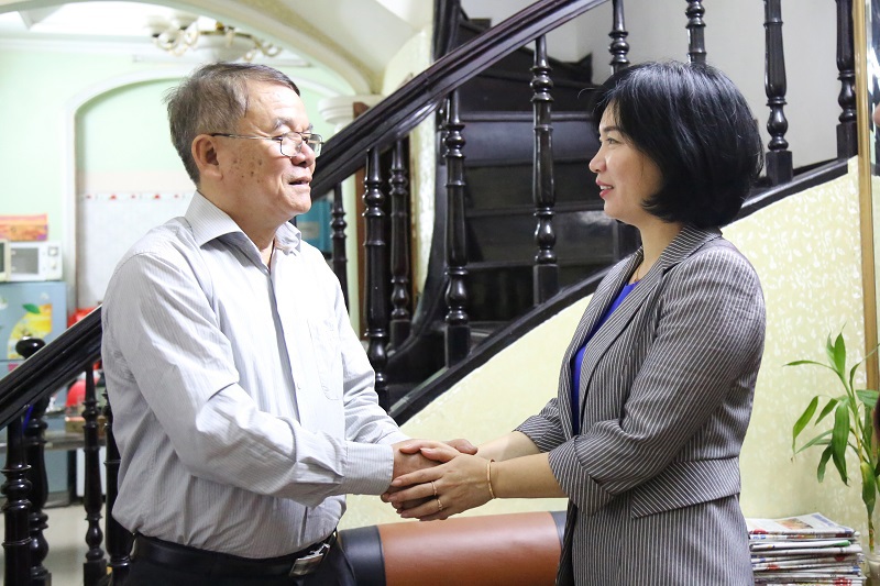 Phó Chủ tịch HĐND Thành phố Phùng Thị Hồng Hà thăm, tặng quà gia đình chính sách quận Cầu Giấy - Ảnh 2