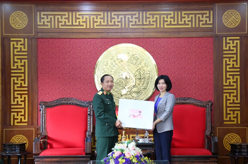 Phó Chủ tịch HĐND Thành phố Phùng Thị Hồng Hà thăm, tặng quà gia đình chính sách quận Cầu Giấy - Ảnh 3