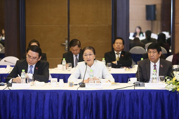 Chủ tịch Quốc hội Lào mong Vingroup sớm đầu tư sang đất nước Triệu Voi - Ảnh 3