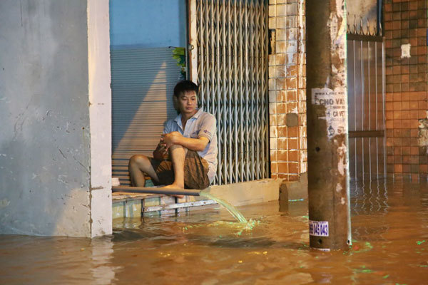 Đường phố TP Hồ Chí Minh ngập sâu sau mưa lớn - Ảnh 3