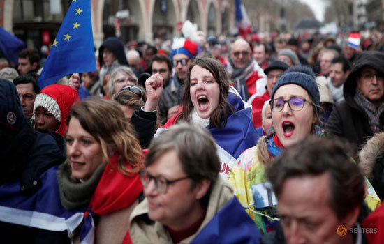 Pháp: Hơn 10.000 người “Khăn đỏ” tuần hành đáp trả biểu tình “Áo vàng” - Ảnh 3