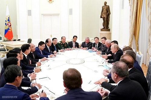 Thủ tướng Nguyễn Xuân Phúc hội kiến Tổng thống Nga Putin - Ảnh 2