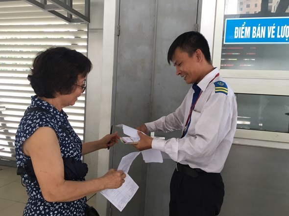 Hà Nội: Đã có 70.000 người đăng ký làm Thẻ miễn phí xe buýt - Ảnh 4