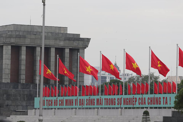 Hàng nghìn người trang nghiêm xếp hàng vào lăng viếng Chủ tịch Hồ Chí Minh - Ảnh 3