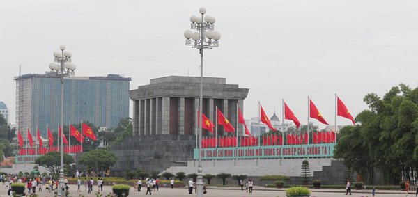 Hàng nghìn người trang nghiêm xếp hàng vào lăng viếng Chủ tịch Hồ Chí Minh - Ảnh 4