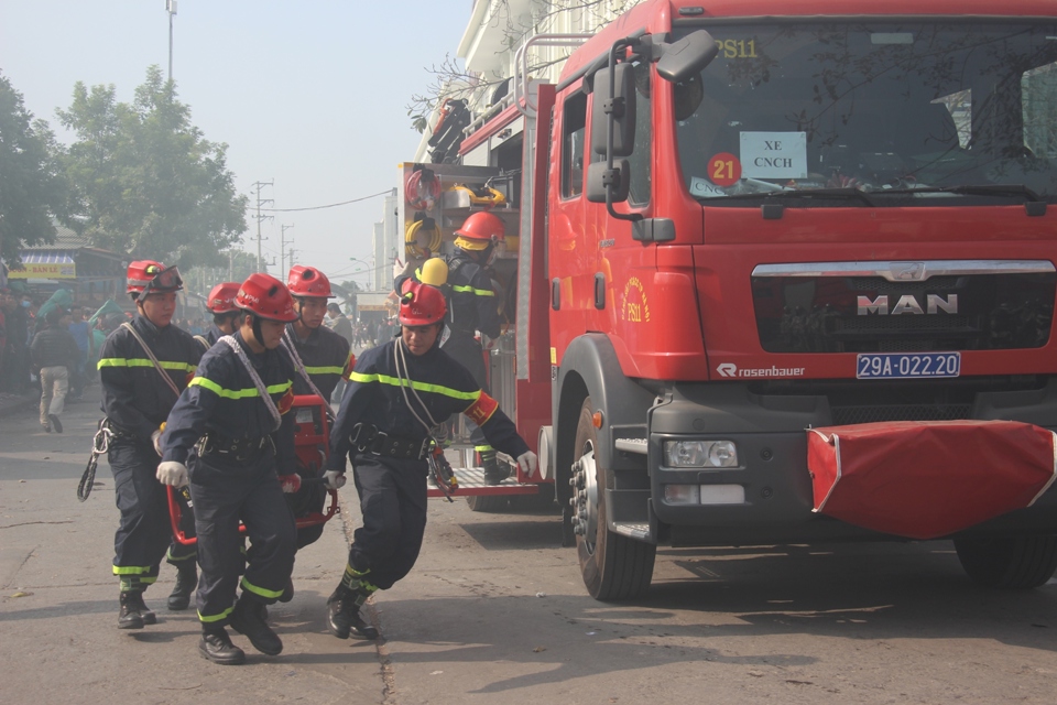 “Cháy” chợ Nành ở Ninh Hiệp, lính cứu hỏa giải cứu nhiều người mắc kẹt - Ảnh 5