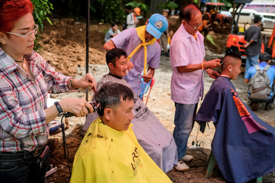 Chùm ảnh: Người Thái Lan tình nguyện nấu cơm, cắt tóc cho đội cứu hộ và người nhà đội bóng mắc kẹt - Ảnh 5