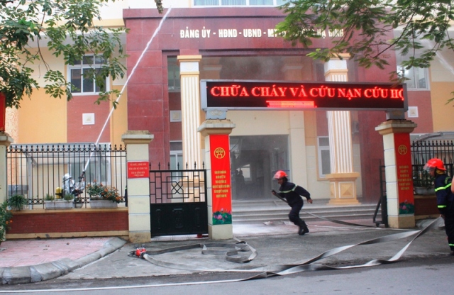 Nỗ lực cứu người trong vụ cháy giả định tại trụ sở phường Hạ Đình - Ảnh 1