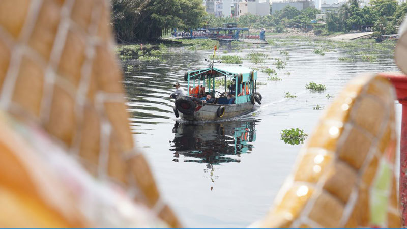[Ảnh] Đi đò chiêm ngưỡng ngôi miếu độc đáo giữa sông ở Sài Gòn - Ảnh 9