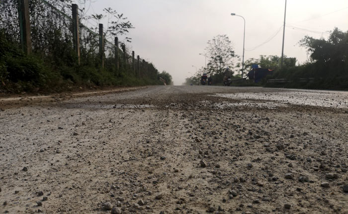 Hoài Đức: Hàng tấn vật liệu xây dựng phủ kín đường gom Đại lộ Thăng Long - Ảnh 4