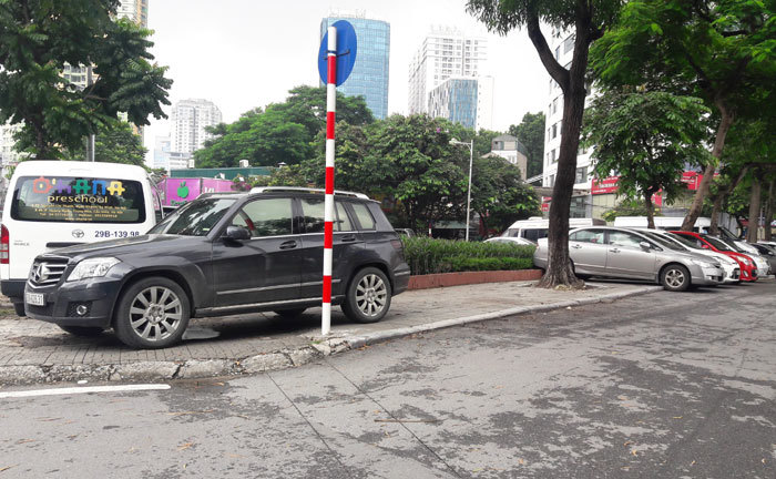 Tháng 8, hạn cuối cho bãi xe không phép trên phố Phạm Huy Thông - Ảnh 3