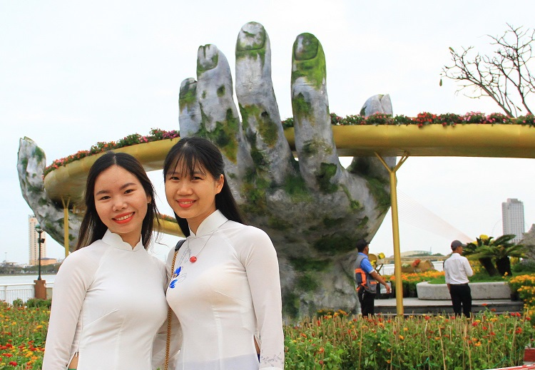 Người dân, du khách thích thú chụp ảnh cùng cầu Vàng giữa lòng Đà Nẵng - Ảnh 1