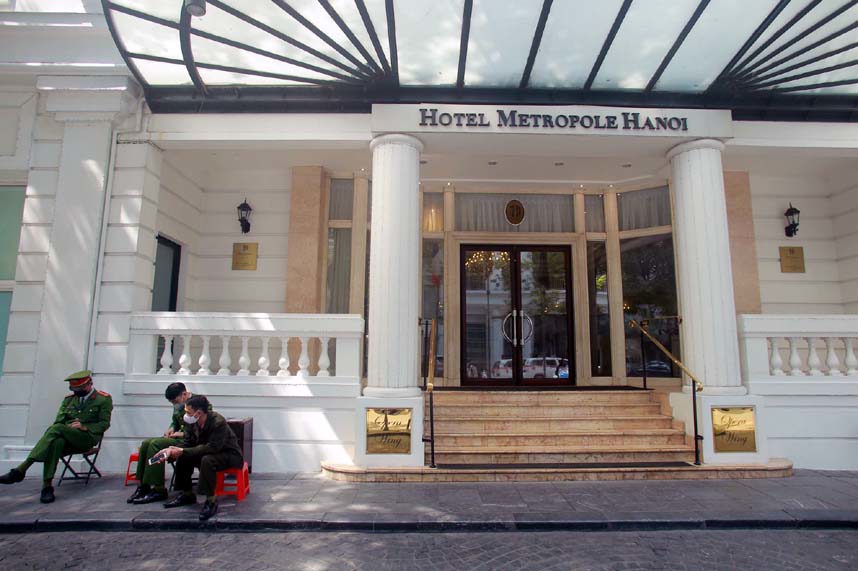 Hà Nội: Khách sạn Metropole tạm dừng hoạt động để phun thuốc khử khuẩn - Ảnh 2