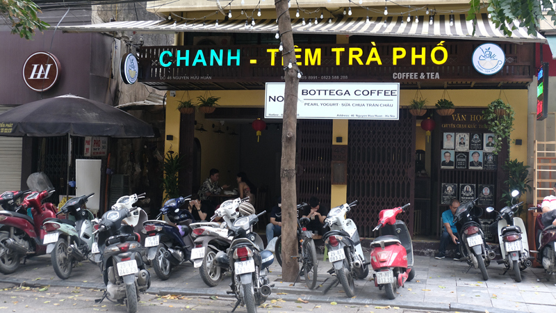 [Ảnh] Hà Nội: Nhiều quán cafe vẫn đón khách dù đã được yêu cầu đóng cửa - Ảnh 15