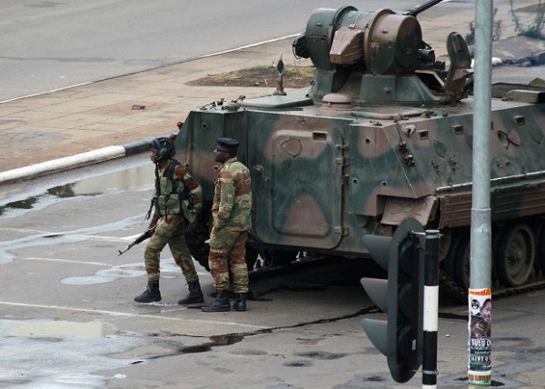 Quân đội Zimbabwe bắt giữ Tổng thống, chiếm quyền kiểm soát thủ đô - Ảnh 1