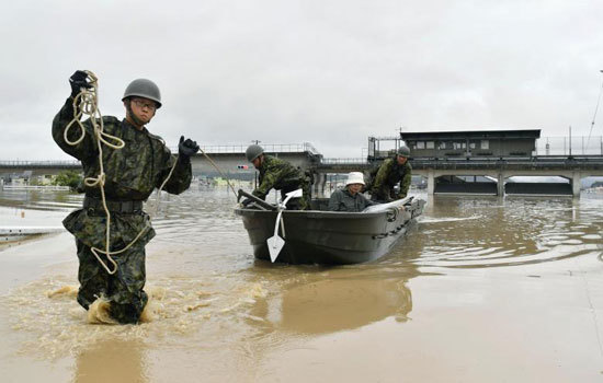 Hình ảnh mưa lũ lịch sử nhấn chìm Nhật Bản, làm hơn 100 người chết và mất tích - Ảnh 5