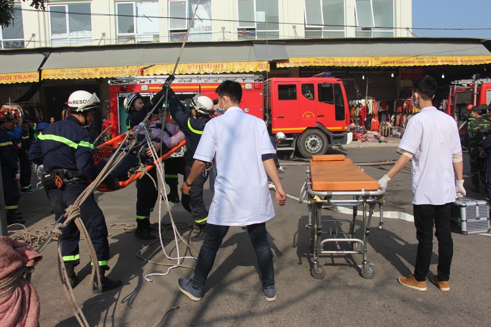 “Cháy” chợ Nành ở Ninh Hiệp, lính cứu hỏa giải cứu nhiều người mắc kẹt - Ảnh 10
