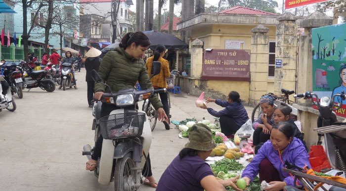 Chợ cóc “bủa vây” trụ sở UBND xã Sơn Đồng - Ảnh 2