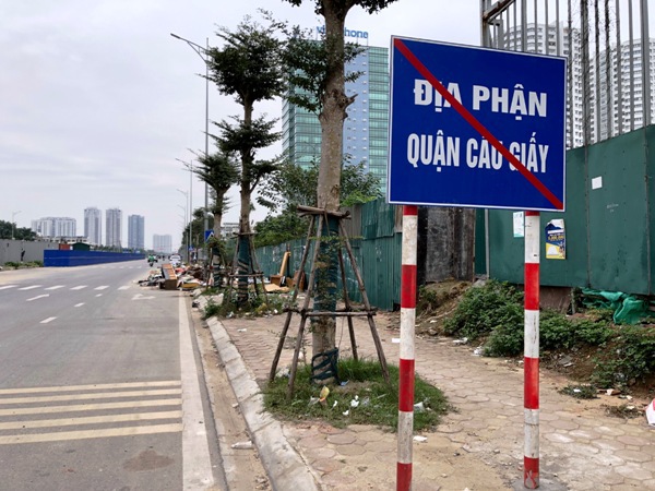 Hà Nội: Đường Nguyễn Văn Huyên kéo dài ngập trong rác - Ảnh 1