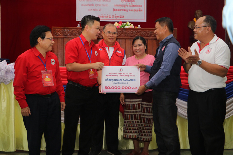 Chữ thập đỏ Hà Nội chia sẻ khó khăn với người dân Sangthong (Lào) - Ảnh 2