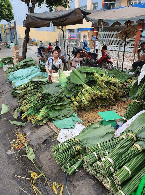 Chợ lá dong nửa thế kỷ ở Sài Gòn tấp nập ngày sát Tết - Ảnh 1